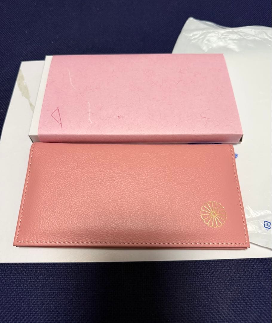 皇居　長財布　限定　宮内庁　本革　菊の御紋　ピンク　財布 皇居売店の財布（長財布）ピンク（本革、菊の御紋入り） - メルカリ