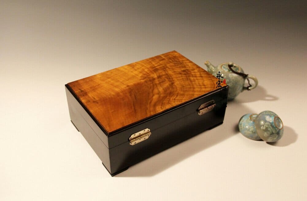 逸品の金樟の黒檀のアクセサリーの箱の赤い木の文は贈り物の宝石箱を