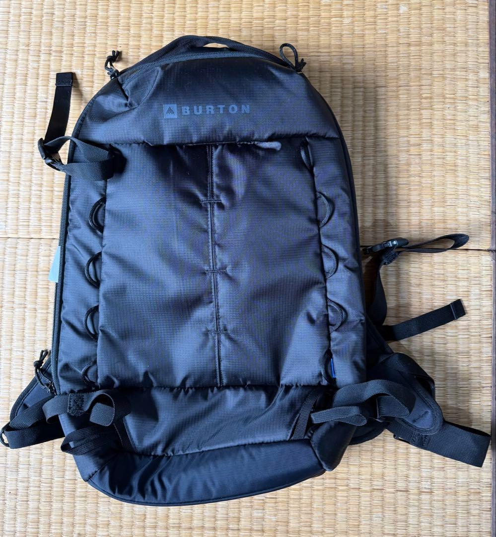 Burton サイドヒル 18L バックパック 黒 Burton サイドヒル 18L バックパック | バッグ&パック | Burton.com