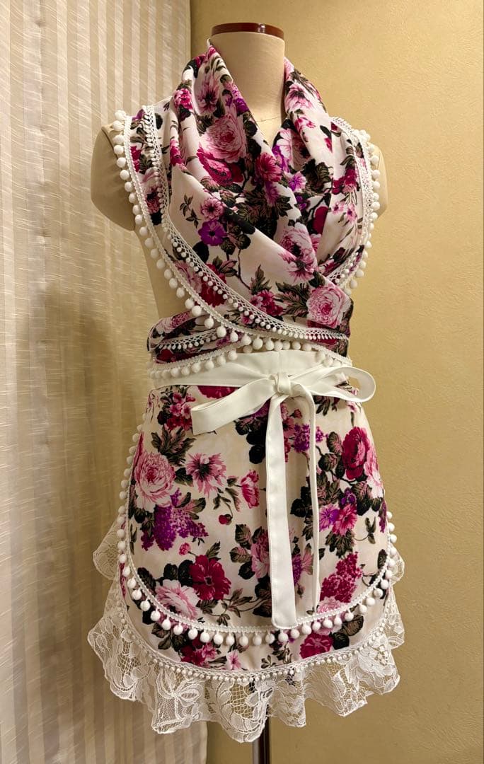 エプロン ピンクバラ柄 オフ白レースフリル 白ポンポン フラメンコ