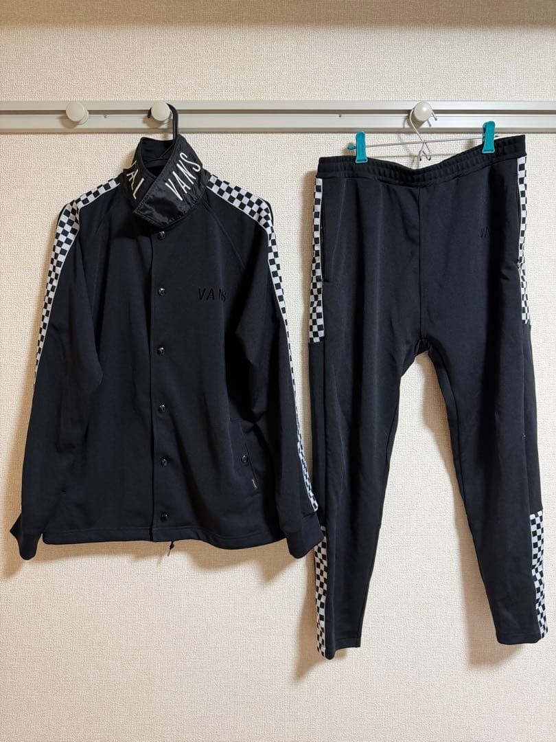 VANS ×DELUXE ブラック ジャージセット チェッカー ☆70%OFF☆ DELUXE ＜デラックス＞ / DELUXE x VANS TRUCK BLOUSON