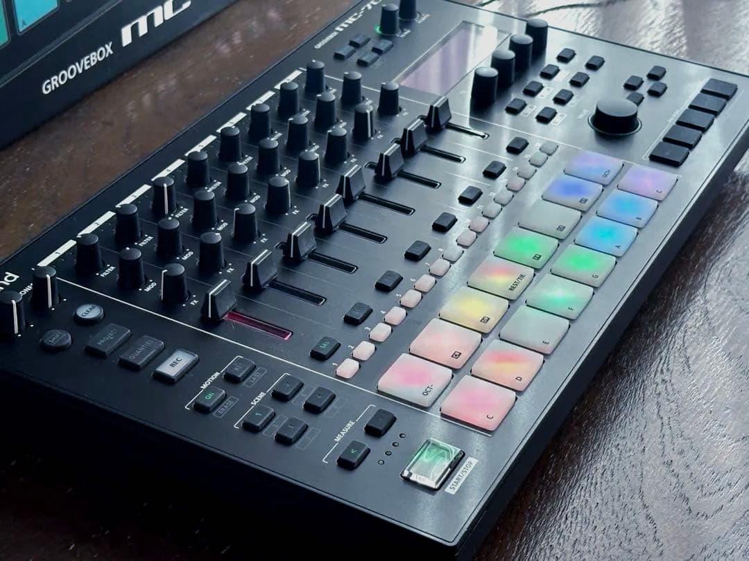 Roland MC-707 (Ver.1.82) SDカード付き Roland MC-707 - Groovebox - SoundCreation