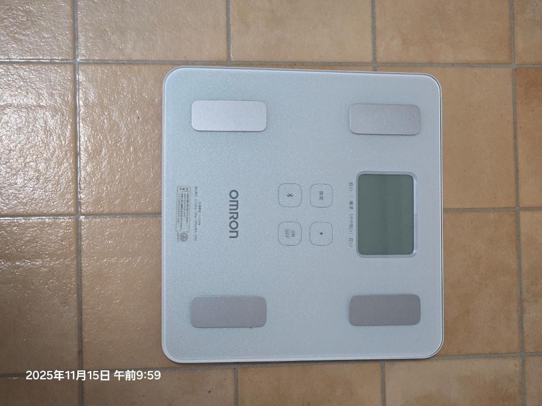 オムロン　体重体組成計　HBF-228T　カラダスキャン Amazon.co.jp: 体重体組成計 カラダスキャン HBF-228T-SWシャイニー