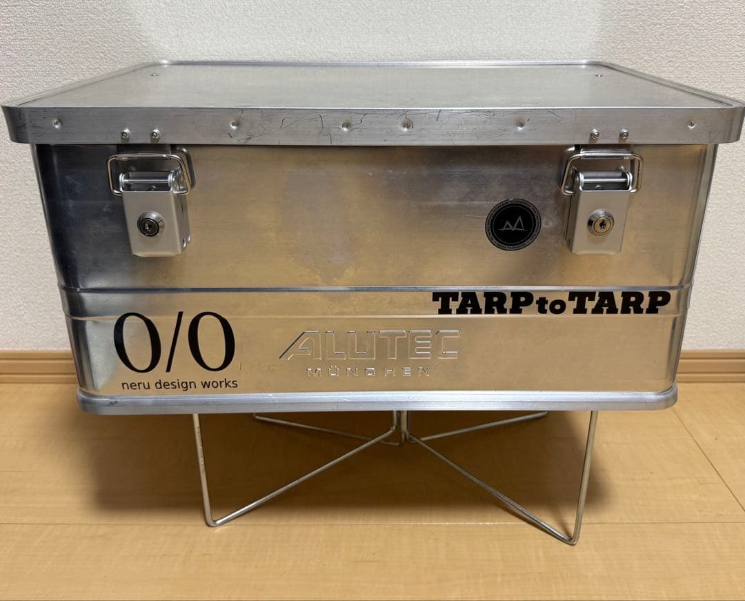 アルテックアルミコンテナ 48L ユニバーサルスタンド付　ステッカーあり 美しき構造体：wanderout UNIVERSAL STAND（ユニバーサル スタンド